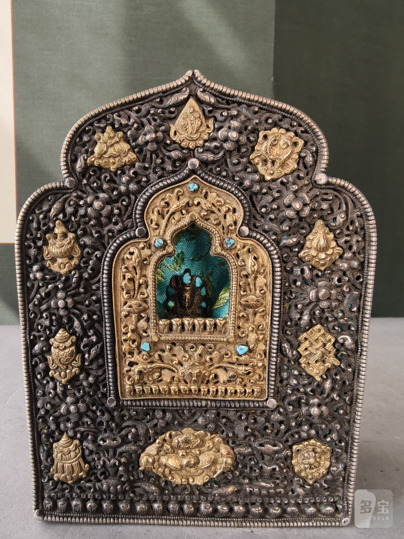 A copper gahu with partially gilded silver front with 'Buddhist emblems' and figure of Amitayus with turquoise inlays - 图11